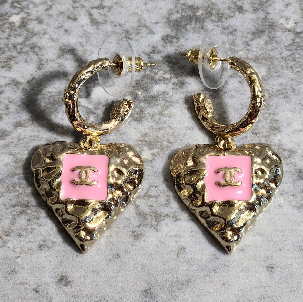 CHANEL Gold-Tone Pink Heart CC Drop Earrings✨️ - Picture 2 of 7